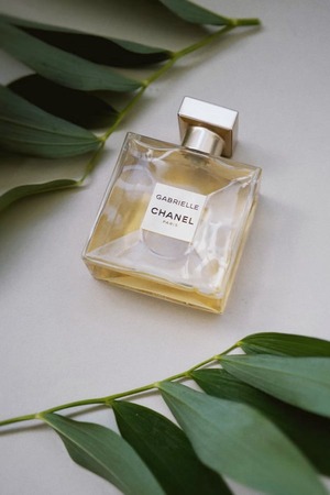 Présentation du flacon de parfum Gabriel de Chanel